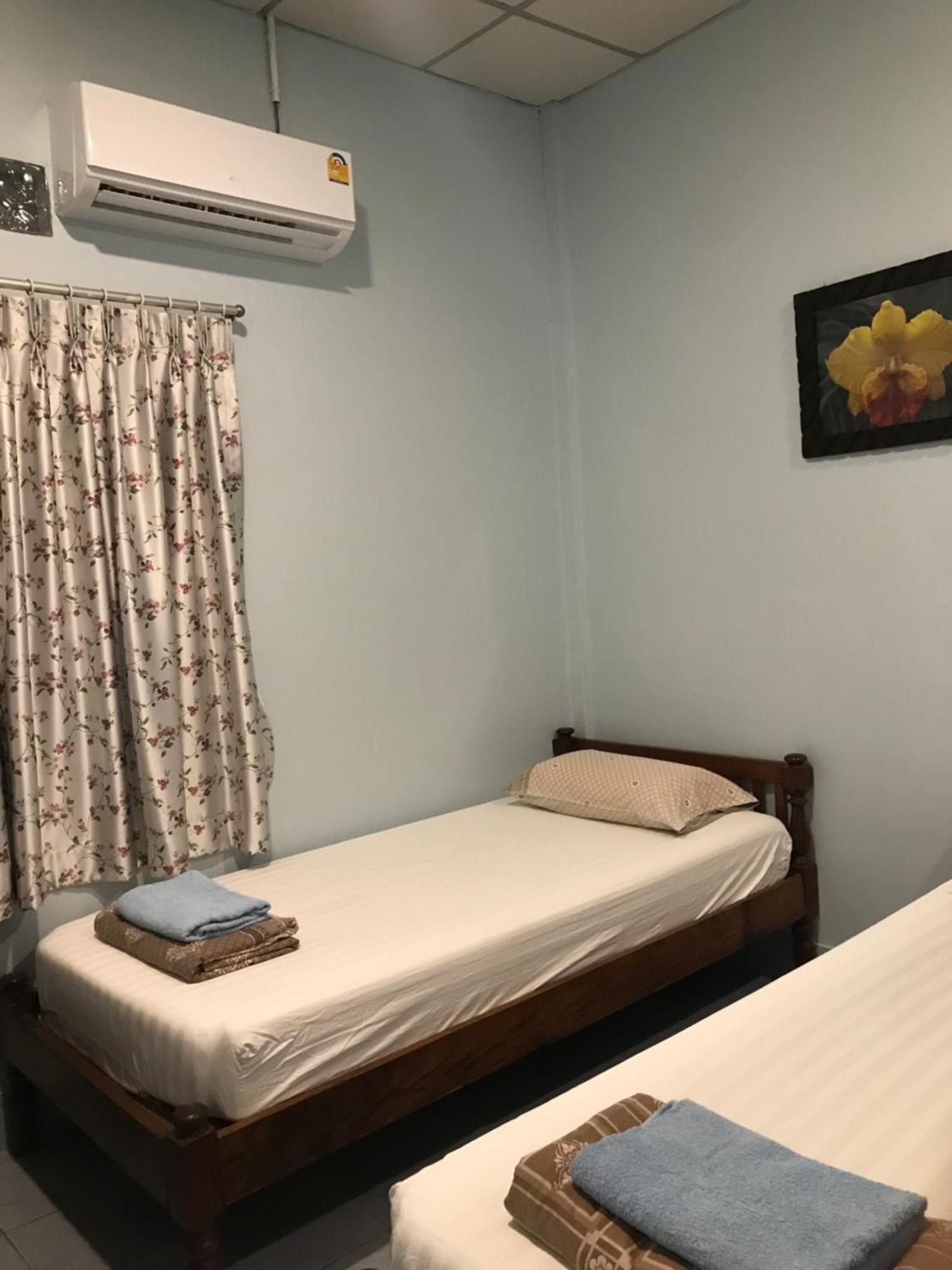 Vitoonguesthouse2Fanrooms & Aircondition スコタイ エクステリア 写真